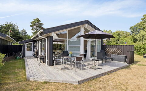 Eerika - 1Km from the Sea: Huis, Huis, Dak, Veranda, Verblijf, Deur, Schaduw, Landgoed, Siding, Dek