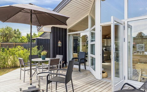 Eerika - 1Km from the Sea: Veranda, Huis, Deur, Siding, Dek, Schaduw, Verblijf, Landgoed, Hardwood, Werf