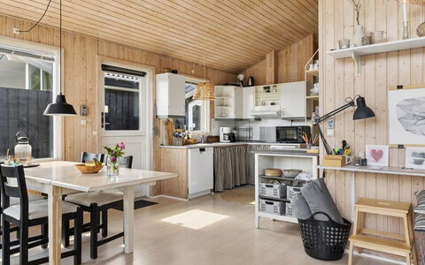 Eerika - 1Km from the Sea: Keuken, Hout, Meubilair, Plafond, Interieur Ontwerp, Countertop, Major Appliance, Huis, Toestel Van De Keuken, Keuken En Eettafel