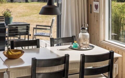 Eerika - 1Km from the Sea: Meubilair, Interieur Ontwerp, Tafel, Flooring, Stoel, Hout, Keuken En Eettafel, Eetkamer, Verdieping, Lichte Inrichting