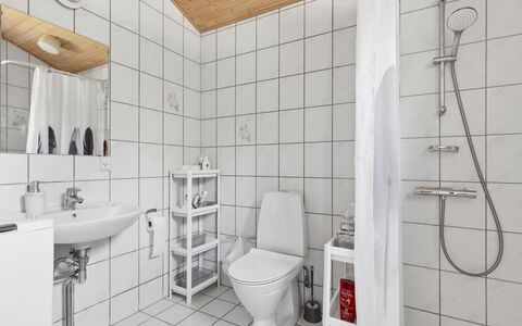 Eerika - 1Km from the Sea: Flooring, Verdieping, Loodgieterswerkinrichting, Interieur Ontwerp, Plafond, Toilet, Wastafel, Wc Bril, Badkamer, Tegel
