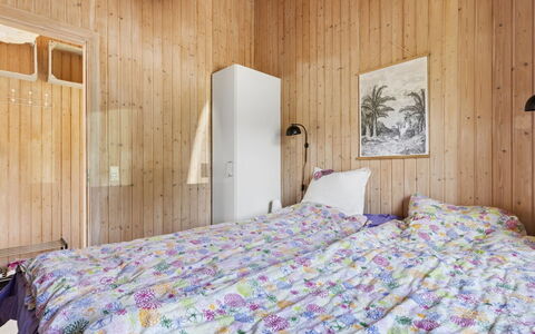 Eerika - 1Km from the Sea: Slaapkamer, Bed, Hout, Laken, Bedding, Interieur Ontwerp, Verdieping, Flooring, Plafond, Linens