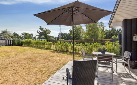 Eerika - 1Km from the Sea: Buitenmeubels, Meubilair, Buitentafel, Stoel, Land Lot, Schaduw, Tuin, Dek, Paraplu, Veranda