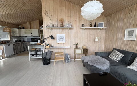Eerika - 1Km from the Sea: Hout, Interieur Ontwerp, Meubilair, Plafond, Flooring, Verdieping, Verlichting, Lichte Inrichting, Kamer, Huis