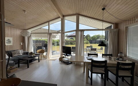 Eerika - 1Km from the Sea: Hout, Huis, Plafond, Verblijf, Schaduw, Woonkamer, Stoel, Hardwood, Ontwerp, Keuken En Eettafel