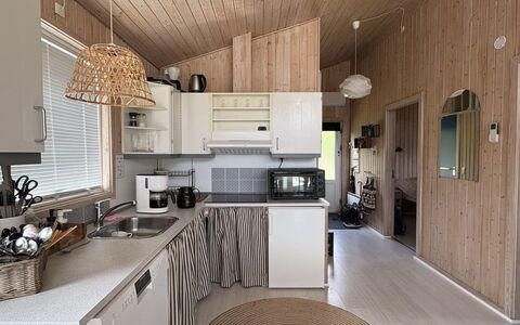 Eerika - 1Km from the Sea: Hout, Interieur Ontwerp, Plafond, Meubilair, Flooring, Verdieping, Keuken, Huis, Countertop, Kamer