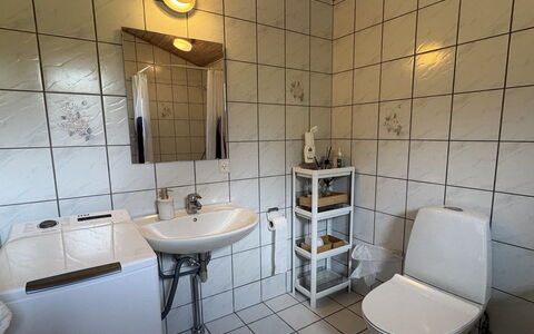 Eerika - 1Km from the Sea: Loodgieterswerkinrichting, Wastafel In De Badkamer, Badkamer, Flooring, Wastafel, Verdieping, Interieur Ontwerp, Wc Bril, Toilet, Kraan