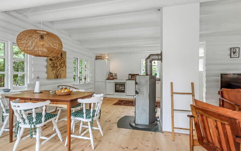 Armund - 50M from the Sea: Meubilair, Flooring, Interieur Ontwerp, Verdieping, Houten Vloer, Hout, Plafond, Stoel, Keuken En Eettafel, Eetkamer