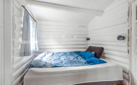 Armund - 50M from the Sea: Plafond, Kamer, Linens, Slaapkamer, Bedding, Hardwood, Laken, Bed, Ontwerp, Plank