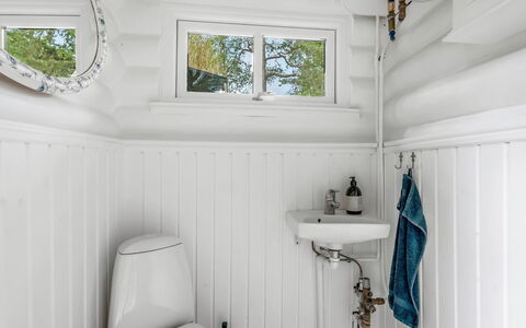 Armund - 50M from the Sea: Loodgieterswerkinrichting, Loodgieter, Kraan, Badkamer, Plafond, Toilet, Wastafel, Lichte Inrichting, Ontwerp, Hardwood