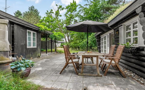 Armund - 50M from the Sea: Hout, Huis, Huis, Struik, Verblijf, Dak, Deur, Tuin, Groundcover