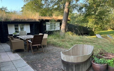 Armund - 50M from the Sea: Meubilair, Hout, Buitenmeubels, Stoel, Verblijf, Tuin, Backyard, Buitentafel, Werf, Schaduw