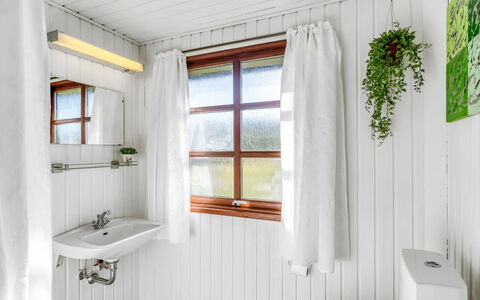 Satu - 1.5Km from the Sea: Hout, Interieur Ontwerp, Flooring, Loodgieterswerkinrichting, Verdieping, Plafond, Kraan, Badkamer, Huis, Loodgieter