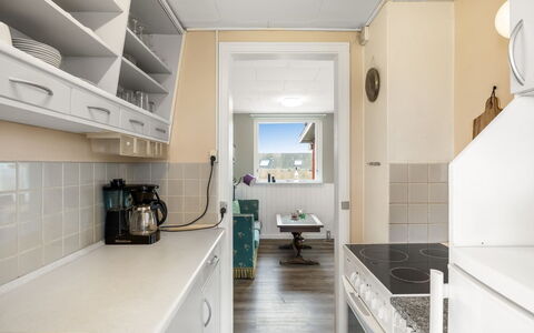 Myra - 100M from the Sea: Flooring, Keuken, Major Appliance, Interieur Ontwerp, Plafond, Countertop, Verdieping, Toestel Van De Keuken, Cabinetry, Kamer