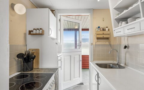 Myra - 100M from the Sea: Flooring, Major Appliance, Hout, Verdieping, Interieur Ontwerp, Keuken, Plafond, Toestel Van De Keuken, Countertop, Kamer