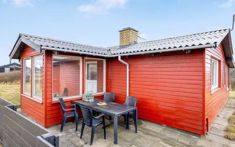 Myra - 100M from the Sea: Dak, Huis, Huis, Verblijf, Deur, Siding, Landgoed, Gazon, Werf, Veranda