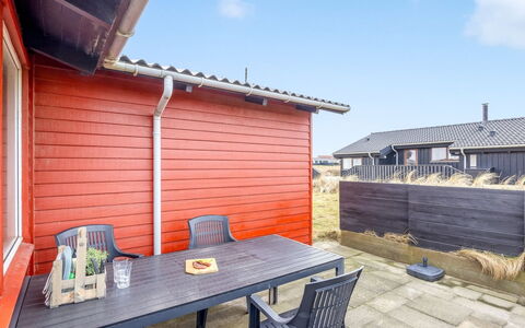 Myra - 100M from the Sea: Dak, Huis, Huis, Verblijf, Deur, Siding, Landgoed, Gazon, Werf, Veranda