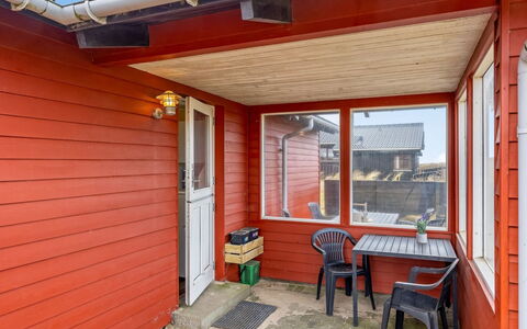 Myra - 100M from the Sea: Dak, Huis, Huis, Verblijf, Deur, Siding, Landgoed, Gazon, Werf, Veranda