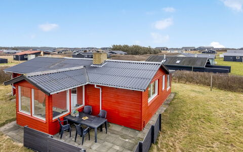 Myra - 100M from the Sea: Dak, Huis, Huis, Verblijf, Deur, Siding, Landgoed, Gazon, Werf, Veranda
