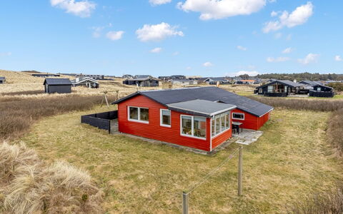 Myra - 100M from the Sea: Dak, Huis, Huis, Verblijf, Deur, Siding, Landgoed, Gazon, Werf, Veranda