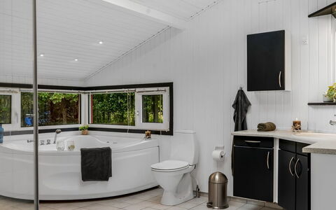 Ulfsten - 2Km from the Sea: Loodgieterswerkinrichting, Interieur Ontwerp, Plafond, Flooring, Verdieping, Kraan, Wastafel, Loodgieter, Bad, Countertop