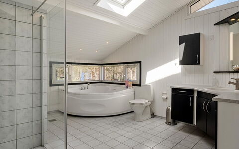 Ulfsten - 2Km from the Sea: Interieur Ontwerp, Flooring, Plafond, Verdieping, Loodgieterswerkinrichting, Loodgieter, Samengesteld Materiaal, Badkamer, Kraan, Kamer