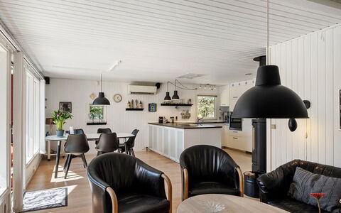 Ulfsten - 2Km from the Sea: Plafond, Interieur Ontwerp, Flooring, Meubilair, Lichte Inrichting, Verdieping, Huis, Woonkamer, Houten Vloer, Stoel