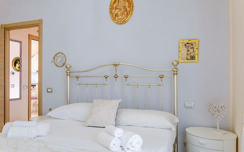 Sweet Loreto: Bed, Slaapkamer, Bedding, Interieur Ontwerp, Laken, Meubilair, Bed Frame, Verdieping, Linens, Verlichting