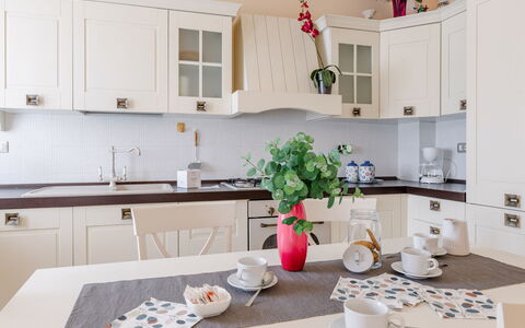 Sweet Loreto: Meubilair, Keuken, Interieur Ontwerp, Cabinetry, Countertop, Hout, Tableware, Toestel Van De Keuken, Flooring, Huis
