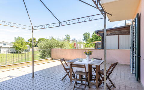 Sweet Loreto: Verdieping, Stoel, Schaduw, Keuken En Eettafel, Outdoor Structuur, Kamerplant, Buitenmeubels, Balkon, Bloempot, Daylighting