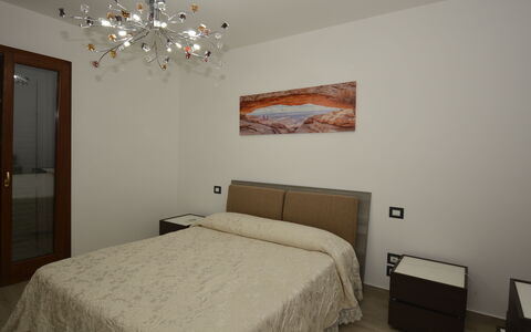 Villa Monaco: Bed, Slaapkamer, Laken, Bedding, Interieur Ontwerp, Hout, Meubilair, Verdieping, Linens, Bed Frame