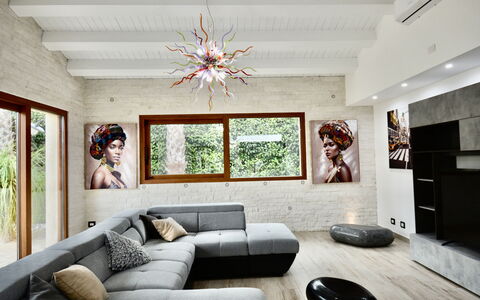 Villa Monaco: Meubilair, Interieur Ontwerp, Flooring, Bankstel, Verdieping, Muur, Woonkamer, Hout, Huis, Plafond