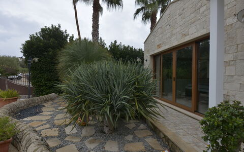 Villa Monaco: Struik, Tuin, Flagstone, Landscaping, Schaduw, Beton, Cobblestone, Werf