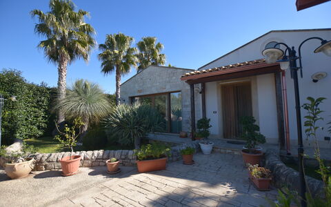 Villa Monaco: Struik, Woongebied, Huis, Huis, Schaduw, Hacienda, Landgoed, Landscaping, Tuin