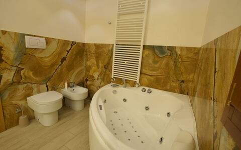 Villa Monaco: Flooring, Interieur Ontwerp, Verdieping, Loodgieterswerkinrichting, Verlichting, Badkamer, Kamer, Plafond, Bad, Loodgieter
