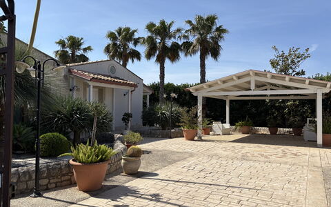 Villa Monaco: Schaduw, Bloempot, Hacienda, Flagstone, Outdoor Structuur, Landgoed, Landscaping, Tuin