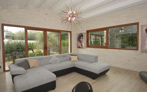 Villa Monaco: Meubilair, Bankstel, Interieur Ontwerp, Woonkamer, Flooring, Verdieping, Huis, Appartement, Koffietafel