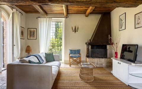 Il Casale al Colle: Meubilair, Interieur Ontwerp, Flooring, Muur, Bankstel, Verdieping, Hout, Woonkamer, Kamer, Huis