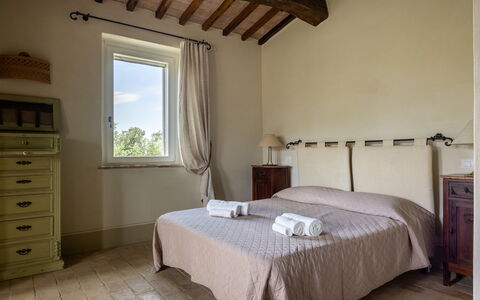 Il Casale al Colle: Meubilair, Huis, Bed, Slaapkamer, Hardwood, Linens, Bed Frame, Bedding, Beits, Laken
