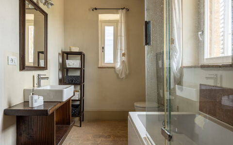 Il Casale al Colle: Badkamer, Interieur Ontwerp, Flooring, Loodgieterswerkinrichting, Muur, Verdieping, Wastafel In De Badkamer, Wastafel, Plafond, Spiegel