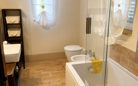 Il Casale al Colle: Badkamer, Flooring, Loodgieterswerkinrichting, Verdieping, Interieur Ontwerp, Bad, Loodgieter, Tegel, Kraan, Toilet