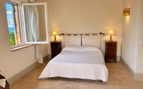 Il Casale al Colle: Bed, Meubilair, Slaapkamer, Bedding, Laken, Muur, Interieur Ontwerp, Verdieping, Flooring, Hout