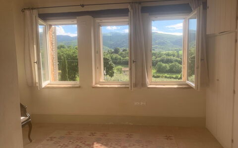 Il Casale al Colle: Hout, Verdieping, Flooring, Plafond, Kamer, Hardwood, Beits, Daylighting, Venster Behandeling, Gips