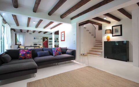 Villa Dorina: Meubilair, Interieur Ontwerp, Bankstel, Flooring, Verdieping, Muur, Woonkamer, Hout, Huis, Appartement