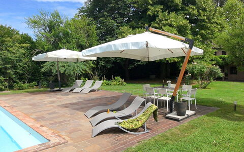 Villa Dorina: Paraplu, Buitenmeubels, Meubilair, Schaduw, Stoel, Ligstoel, Zwembad, Tuin, Toevlucht, Buitentafel