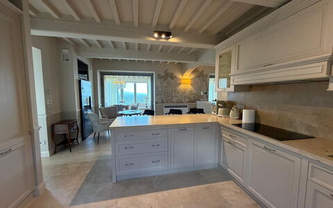 Villa Maddalena alla Guglielmesca: Meubilair, Flooring, Interieur Ontwerp, Keuken, Countertop, Hout, Cabinetry, Verdieping, Plafond, Verlichting