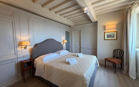 Villa Maddalena alla Guglielmesca: Slaapkamer, Meubilair, Laken, Bedding, Bed, Bed Frame, Linens, Matras, Lamp, Hotel