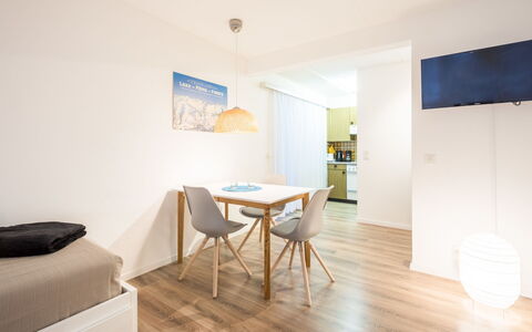 Val Signina 2-9: Meubilair, Interieur Ontwerp, Flooring, Verdieping, Houten Vloer, Muur, Hout, Plafond, Kamer, Laminaatvloer