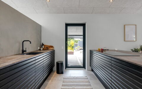 Nitis - 300M to the Fjord: Hout, Flooring, Verdieping, Keuken, Countertop, Plafond, Tegel, Houten Vloer, Hardwood, Natuurlijk Materiaal