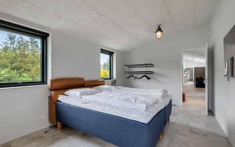 Nitis - 300M to the Fjord: Plafond, Flooring, Verdieping, Slaapkamer, Kamer, Bedding, Bed, Bed Frame, Laken, Lichte Inrichting